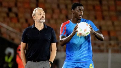 Головний тренер збірної ДР Конго Себастьян Дезабр та її капітан Шансель Мбемба