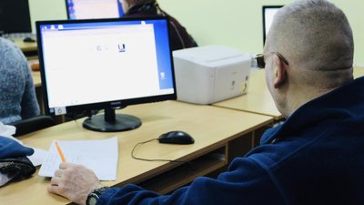 Не боятися комп'ютера: літніх житомирян та переселенців навчають основам комп'ютерної грамотності Не боятися комп'ютера: літніх житомирян та переселенців навчають основам комп'ютерної грамотності