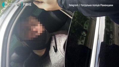 Патрульним у Рівному прийшлось наздоганяти п’яного водія та одягати на нього кайданки Патрульним у Рівному прийшлось наздоганяти п’яного водія та одягати на нього кайданки