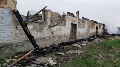 На Житомирщині три години гасили пожежу на деревообробному підприємстві На Житомирщині три години гасили пожежу на деревообробному підприємстві
