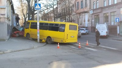 ДТП у Херсоні: маршрутка зіштовхнулась з Mitsubishi, троє людей в лікарні