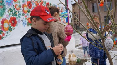 У Гайвороні встановили Великоднє дерево Перемоги, яке може прикрасити кожен У Гайвороні встановили Великоднє дерево Перемоги, яке може прикрасити кожен