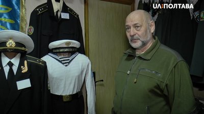 Засновник музею Володимир Поляков біля форми, яку передав моряк Богдан Головаш