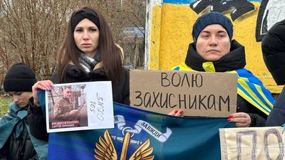 "Не мовчи! Полон вбиває!" У Миколаєві люди вийшли на акцію, аби привернути увагу до проблем військовополонених "Не мовчи! Полон вбиває!" У Миколаєві люди вийшли на акцію, аби привернути увагу до проблем військовополонених