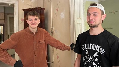 Волонтери ремонтують сторічний будинок в Чернівцях, аби прихистити вимушених переселенців