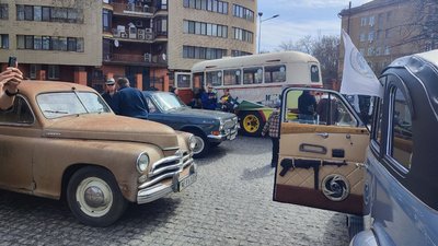 Квест-подорож. У Дніпрі для переселенців влаштували автопробіг ретромашинах