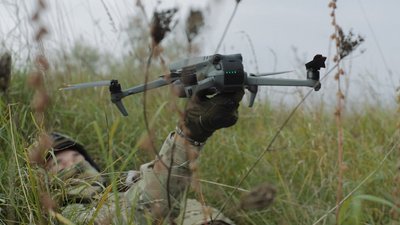 "Зараз всі воюють технологіями". Нацгвардійці з Буковини тренуються запускати дрони для розвідки місцевості