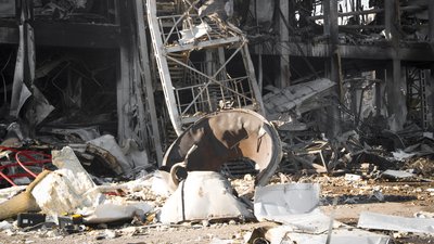 Ракета РФ знищила торговельний центр в Одесі та пошкодила будинки. Фоторепортаж Ракета РФ знищила торговельний центр в Одесі та пошкодила будинки. Фоторепортаж