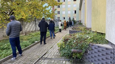 У міському управлінні пояснили, чому в Рівному – черги на ПЛР-тестування