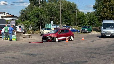 Вирвало задній міст і ліве колесо: у Чернігові зіштовхнулись ВАЗ-2109 та «Peugeot» Вирвало задній міст і ліве колесо: у Чернігові зіштовхнулись ВАЗ-2109 та «Peugeot»