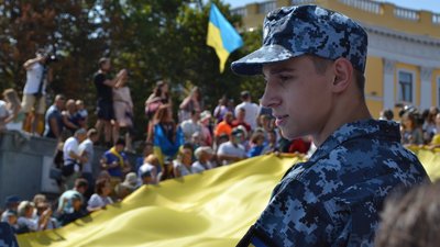 У центрі Одеси розгорнули 30-метровий прапор України. Фоторепортаж