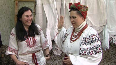 Вишита маскувальна сітка та піца з орнаментом: у Запоріжжі відзначили День вишиванки