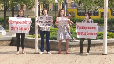 У Дніпрі батьки школярів мітингували проти трансформації освітніх закладів