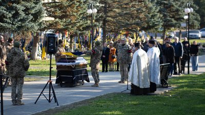 В Ужгороді попрощалися з полеглим захисником Володимиром Бондаренком В Ужгороді попрощалися з полеглим захисником Володимиром Бондаренком