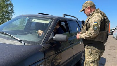 "Не можемо зрозуміти, де чоловіки". В селі Степанівка Сумського району вручали повістки "Не можемо зрозуміти, де чоловіки". В селі Степанівка Сумського району вручали повістки