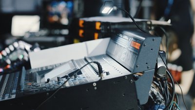 Якою мовою вони розмовляють? Сучасні терміни зі світу музичної індустрії Якою мовою вони розмовляють? Сучасні терміни зі світу музичної індустрії