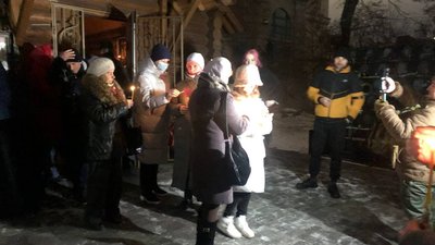 З Вифлеємським вогнем та різдвяними віночками. У Києві вшанували пам'ять Героїв Небесної Сотні З Вифлеємським вогнем та різдвяними віночками. У Києві вшанували пам'ять Героїв Небесної Сотні