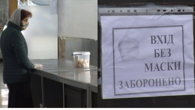 Покупцям вимірюють температуру, прилавки дезинфікують. Як працює один з ринків на Волині