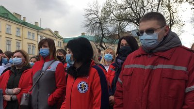 У Львові працівники екстреної медичної допомоги вийшли на акцію протесту
