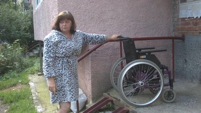 Хмельничанка Світлана Гулевська 32 роки доглядає сина-інваліда та, каже, наразі потребує підтримки держави, якої не має. Фото: Суспільне. Хмельничанка Світлана Гулевська 32 роки доглядає сина-інваліда та, каже, наразі потребує підтримки держави, якої не має. Фото: Суспільне.