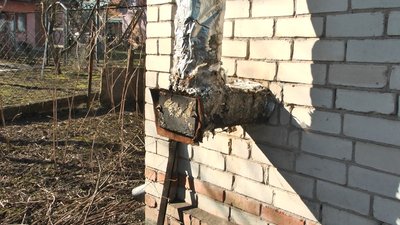 Працівники служби з надзвичайних ситуацій перевіряють пічне опалення Працівники служби з надзвичайних ситуацій перевіряють пічне опалення