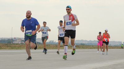 В одеському аеропорту влаштували благодійний забіг на злітній смузі