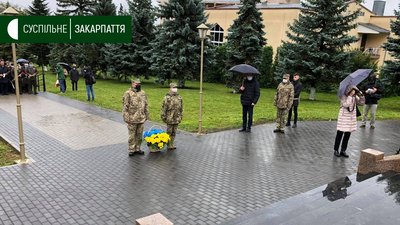 В Ужгороді поклали квіти до Меморіалу пам'яті загиблим (ФОТО) В Ужгороді поклали квіти до Меморіалу пам'яті загиблим (ФОТО)