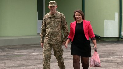 З фронту – на урок: Боєць з Рівного зробив синові сюрприз З фронту – на урок: Боєць з Рівного зробив синові сюрприз