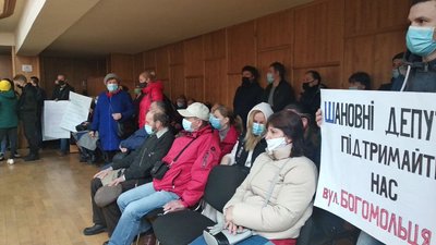 Ужгородці мітингують біля міськради проти забудови зелених зон Ужгородці мітингують біля міськради проти забудови зелених зон