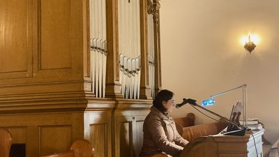 Крістіна Матей-Копас грає на органі Крістіна Матей-Копас грає на органі