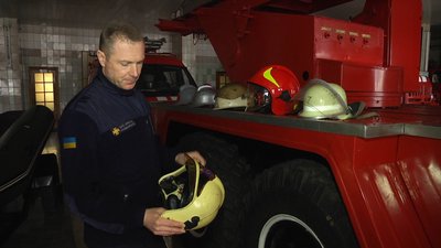 Німецька каска пожежника. Фото: Суспільне Поділля Німецька каска пожежника. Фото: Суспільне Поділля