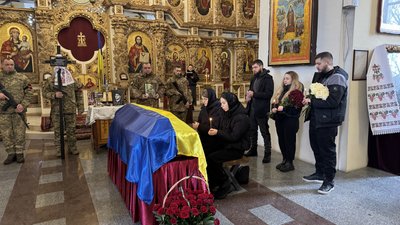 У Полтаві прощаються із солдатом Михайлом Красножоном