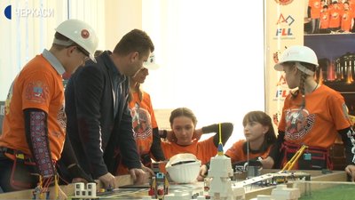 Черкаські школярі готуються до фестивалю з робототехніки Черкаські школярі готуються до фестивалю з робототехніки