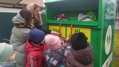 "Речі віддамо тим, хто потребує". На території вінницької школи встановили соціальний контейнер "Речі віддамо тим, хто потребує". На території вінницької школи встановили соціальний контейнер