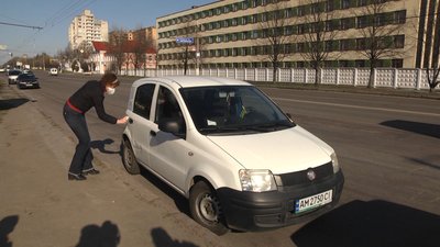 Житомирянка Галина Кострікіна безоплатно підвозить медичних працівників