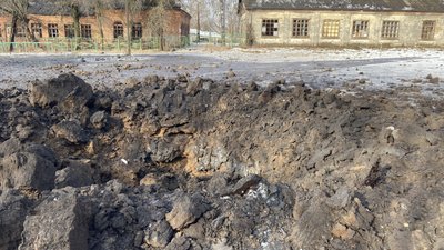 Вирва внаслідок влучання на територію комбінату в Люботині Вирва внаслідок влучання на територію комбінату в Люботині