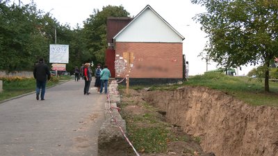 "Закусочна" vs теплотраса: у Рівному нарікають на будівлю в спальному мікрорайоні