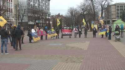 Три десятки учасників зібралися у Хмельницькому підтримати українців, котрі перебувають у російському полоні Три десятки учасників зібралися у Хмельницькому підтримати українців, котрі перебувають у російському полоні