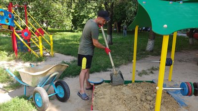 У Полтаві на дитячих майданчиках оновлюють пісок У Полтаві на дитячих майданчиках оновлюють пісок