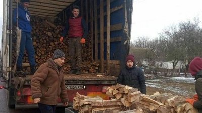 На Херсонщину благодійники передали 200 складометрів сухих рубаних дров