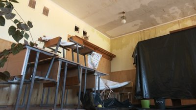 Стіни у школі в селищі Шкло після протікання даху