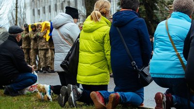 Проводжали на колінах: на Дніпропетровщині попрощались з командиром розвідгрупи В’ячеславом Дімовим Проводжали на колінах: на Дніпропетровщині попрощались з командиром розвідгрупи В’ячеславом Дімовим