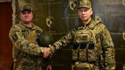 Головнокомандувач ЗСУ Олександр Сирський та бойовий медик Олександр Раковський