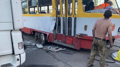 В Одесі зіткнулися трамвай та вантажівка. У вагоні їхали пасажири В Одесі зіткнулися трамвай та вантажівка. У вагоні їхали пасажири