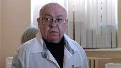 Сам їсть та піднімає голову: бійця Віталія Шумея, якому батько читає книжки, лікуватимуть у Барселоні Сам їсть та піднімає голову: бійця Віталія Шумея, якому батько читає книжки, лікуватимуть у Барселоні