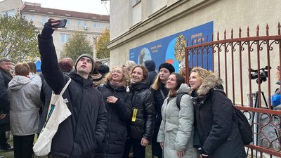 В Ужгороді на стіні обласної бібліотеки відтворили мурал, знищений росіянами на Луганщині В Ужгороді на стіні обласної бібліотеки відтворили мурал, знищений росіянами на Луганщині