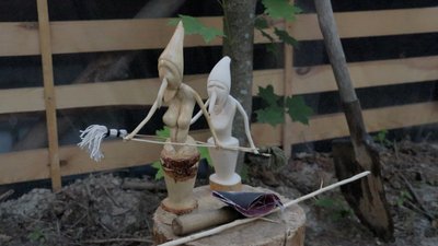 Відьми-обереги: як прикордонник на Чернігівщині прикрашає бліндажі на межі з РФ