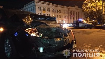 Нічні перегони: у Чернігові водій намагався втекти від поліції та спричинив кілька ДТП Нічні перегони: у Чернігові водій намагався втекти від поліції та спричинив кілька ДТП