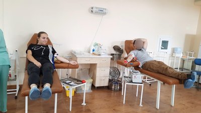 У хмельницькому Центрі служби крові найбільше потребують крові з негативним резус-фактором першої та четвертої групи. У хмельницькому Центрі служби крові найбільше потребують крові з негативним резус-фактором першої та четвертої групи.