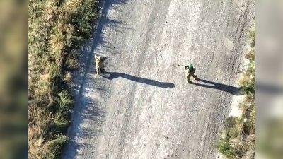 Український прикордонник бере в полон військового РФ